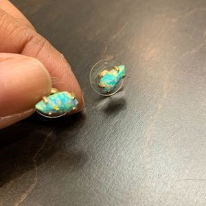 Kendra Scott - light green opal stud earrings